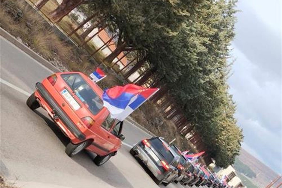 Automobili sa srpskim trobojkama prodefilovali ulicama