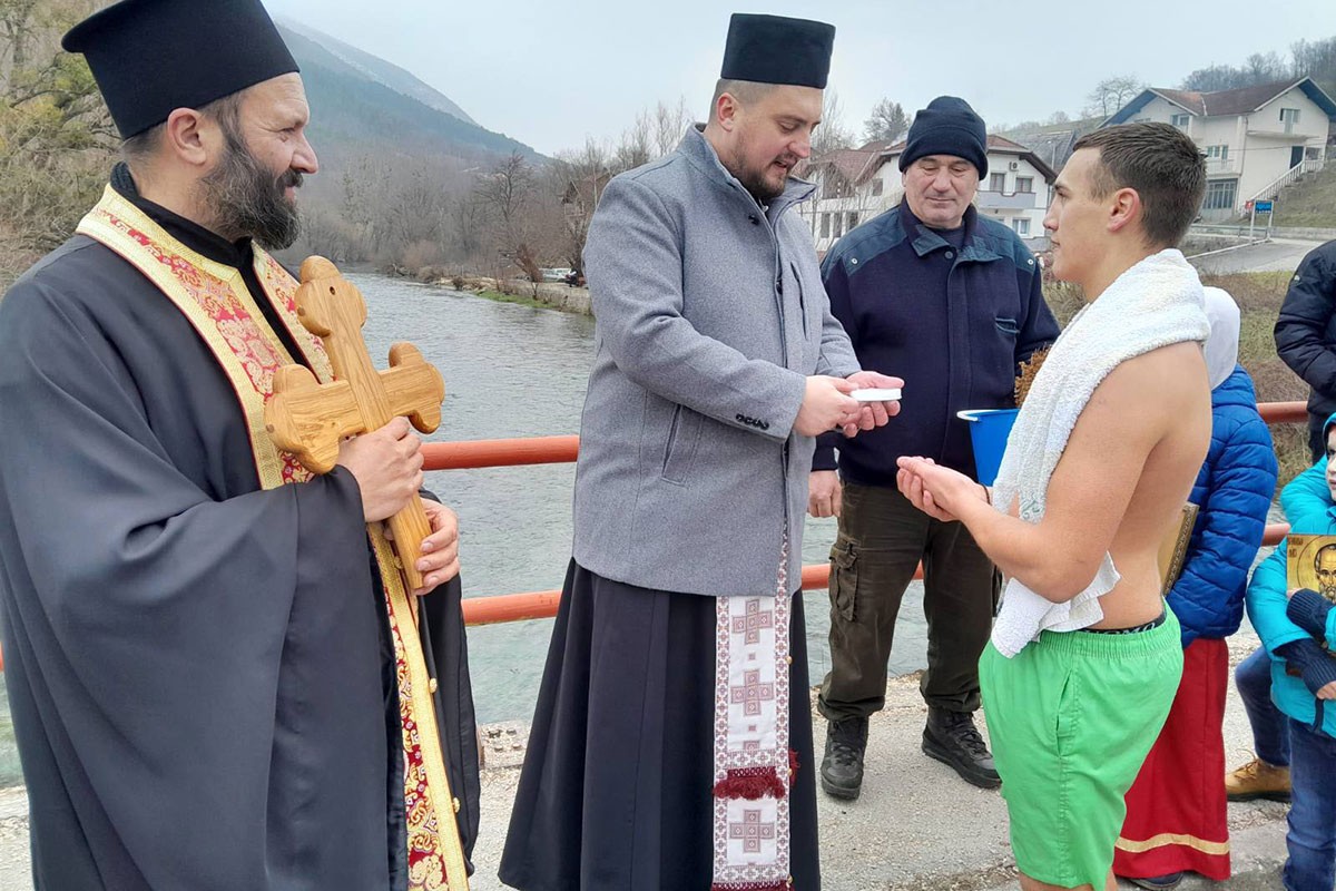 Darko Vuković (15) prvi doplivao do Časnog krsta (FOTO)