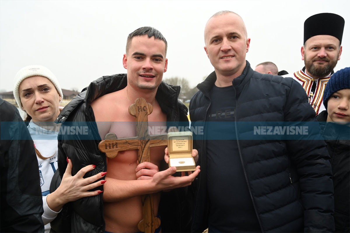 Mihajlo Runjo prvi doplivao do Časnog krsta u Laktašima (FOTO)