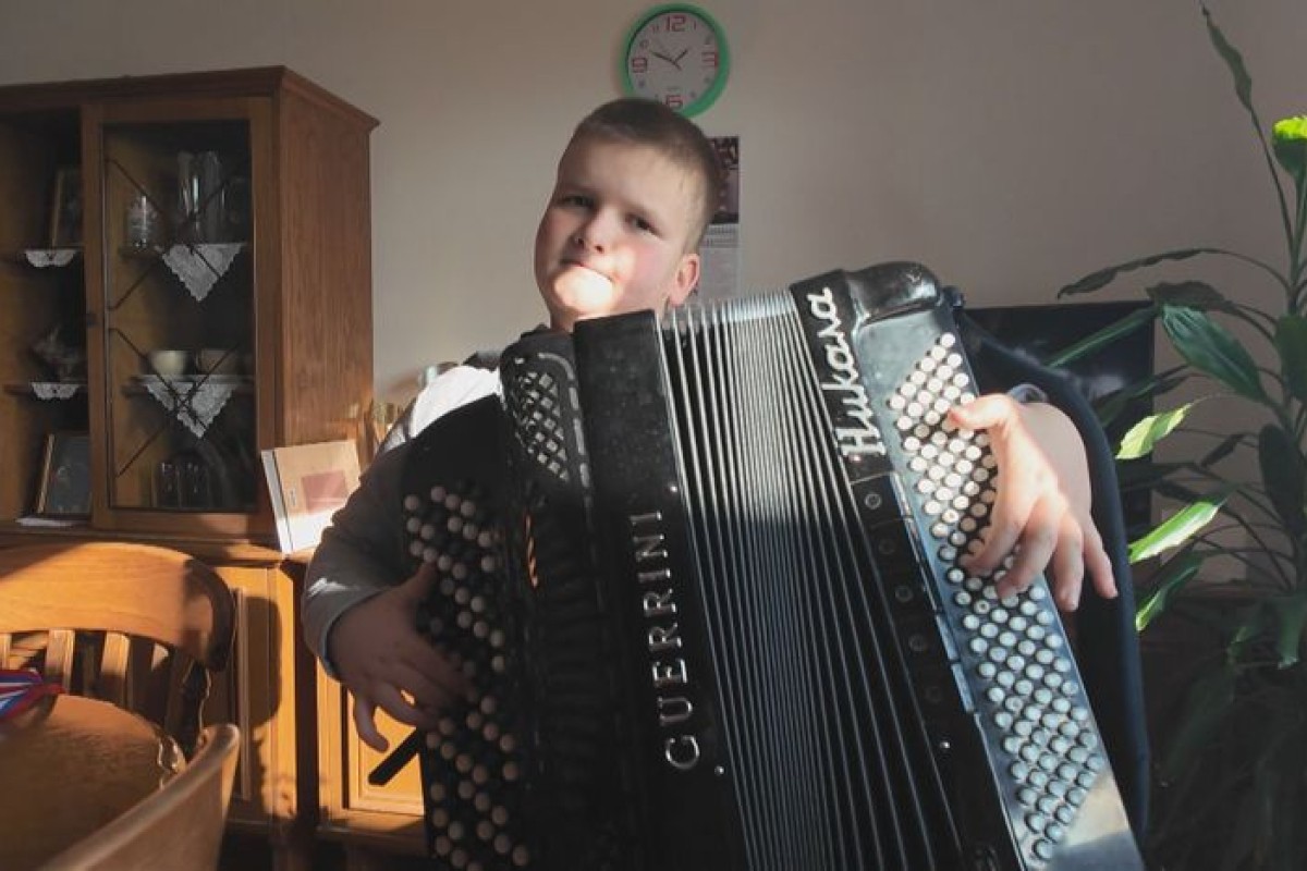 Desetogodišnji Nikola od harmonike kupio četiri teleta (FOTO)