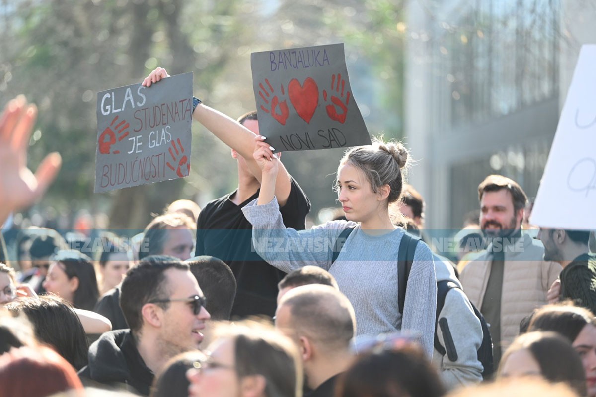 Studenti, profesori i građani poslali jasne i jake poruke sa mirnog okupljanja u Banjaluci (VIDEO)