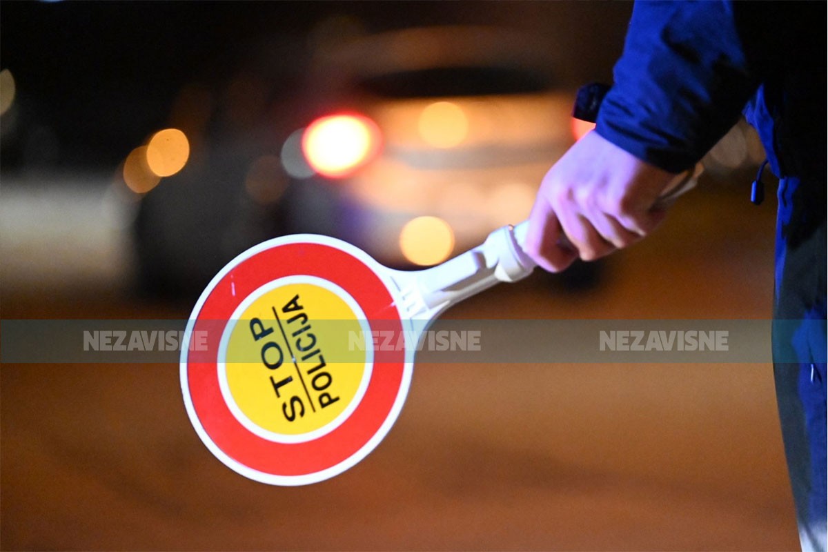 Vozač iz BiH jurio auto-putem 181 km/h, blicao policiji da ubrza