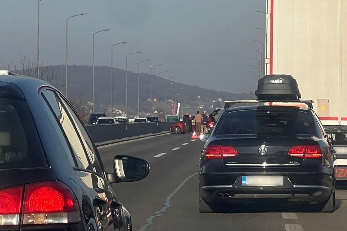 Udes na brzoj cesti u Zalužanima, velike gužve (FOTO, VIDEO)