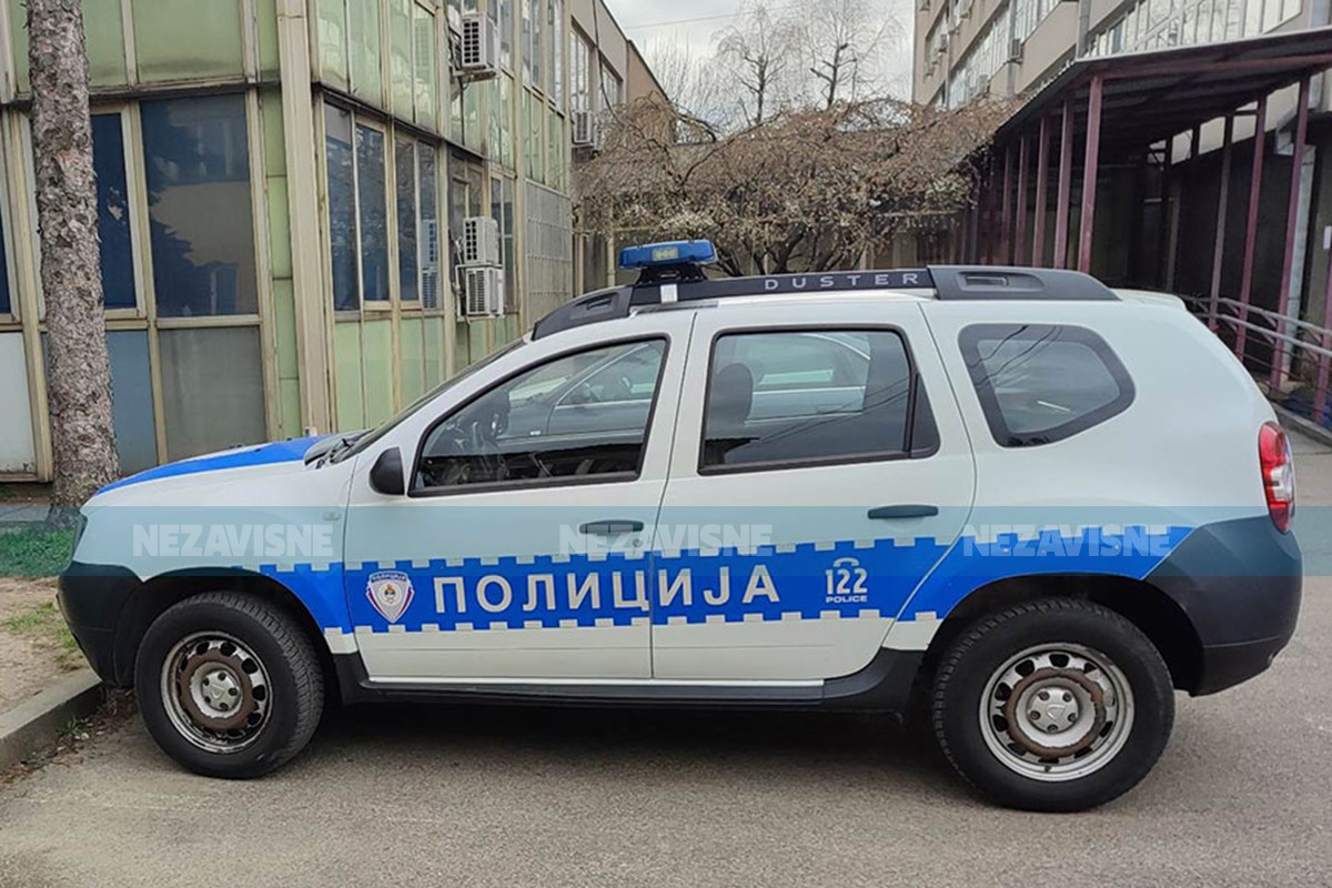Hapšenje u Banjaluci, oštetili automobile i vrata marketa