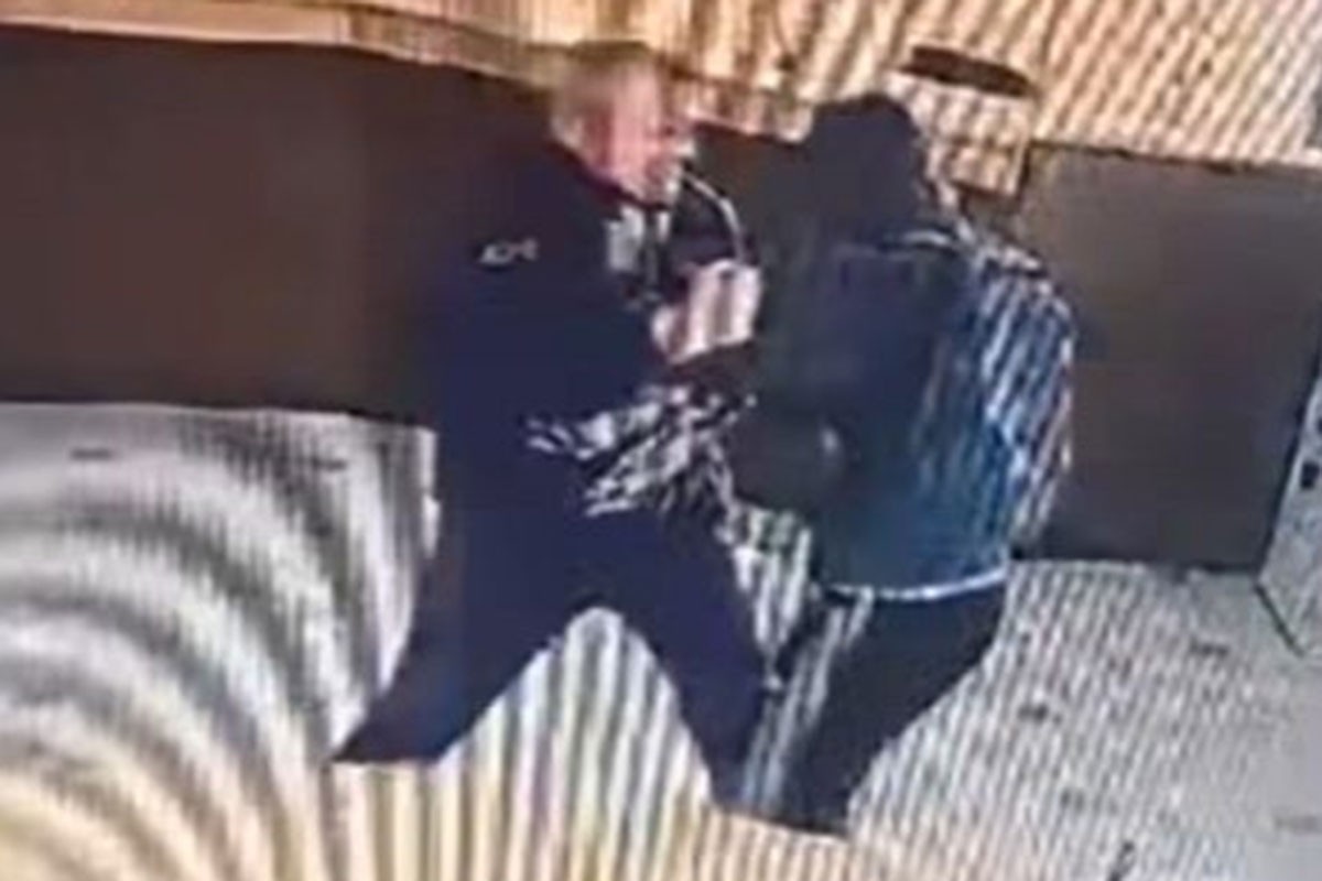 Detalji drame u banci: Radnik obezbjeđenja golim rukama zaustavio naoružanog pljačkaša (VIDEO)