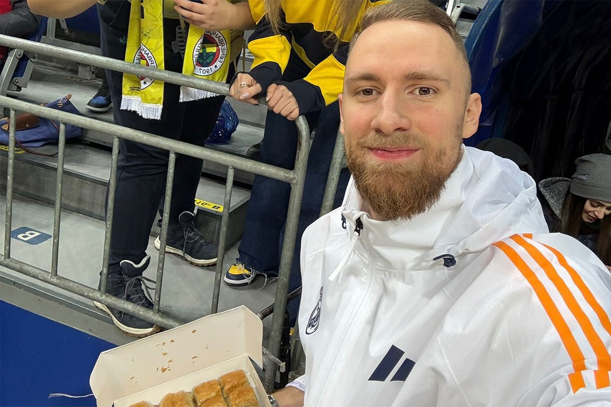 Navijači Musi poklonili baklave (FOTO)