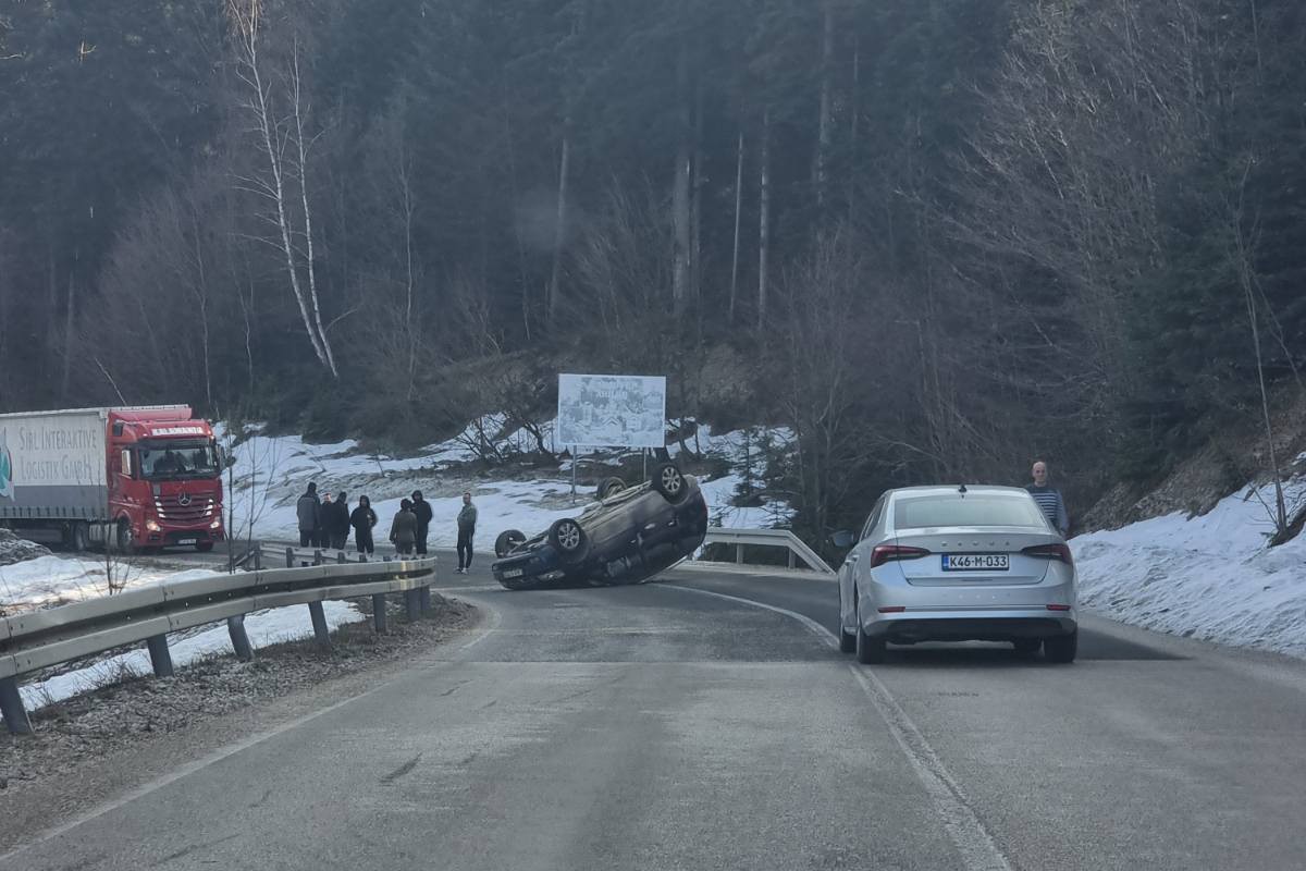 Udes na Borju, automobil završio na krovu