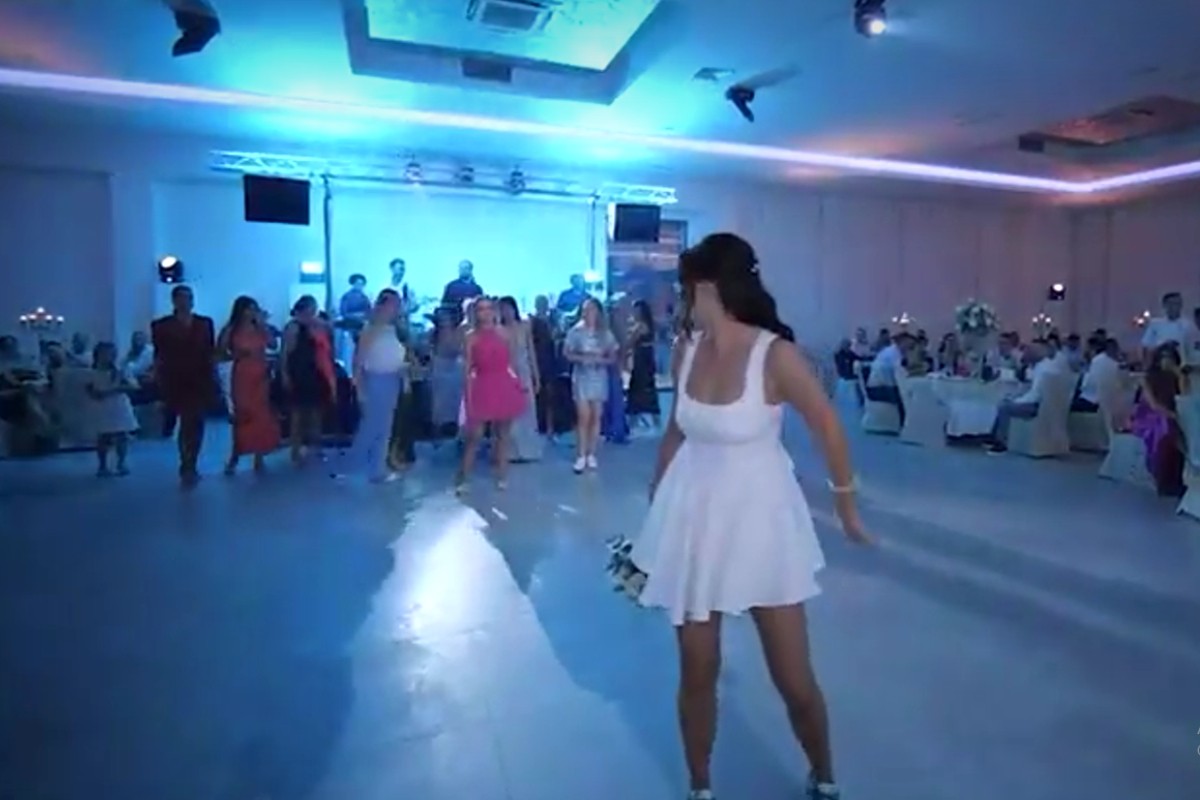 Mlada bacila buket na svadbi, svi prasnuli u smijeh kada su vidjeli ko ga je uhvatio (VIDEO)