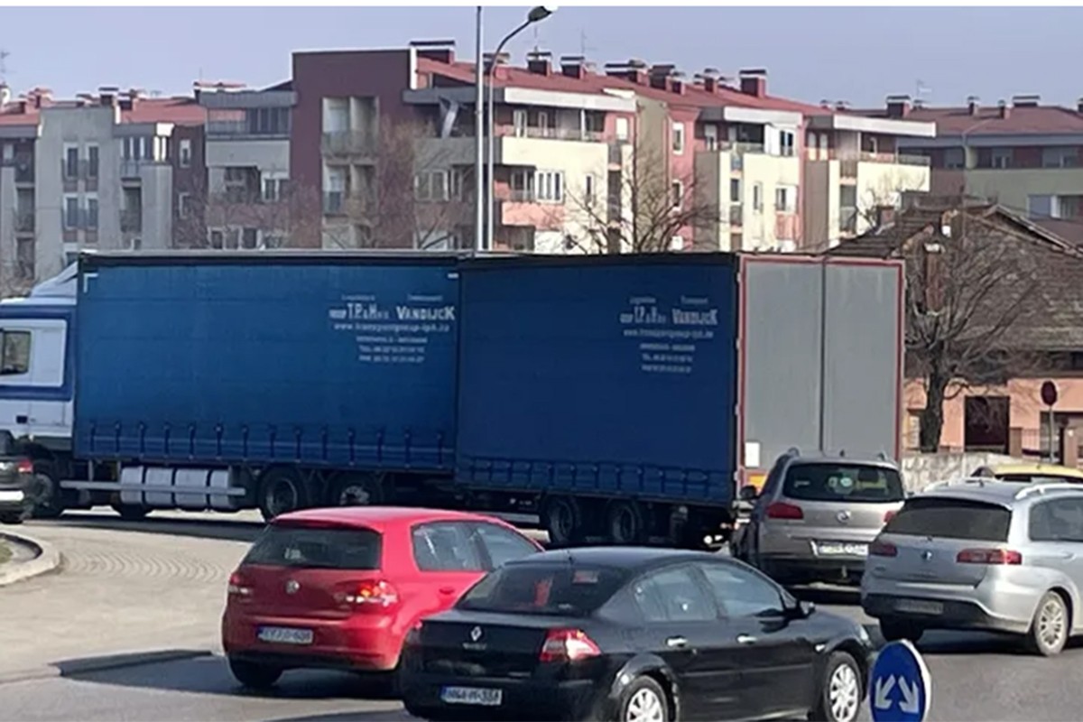 Sudar kamiona i auta u Banjaluci, velike kolone auta (FOTO)
