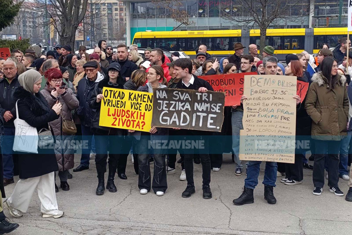 Protesti ispred zgrade parlamenta BiH: Vi ste najopasniji odron (FOTO, VIDEO)