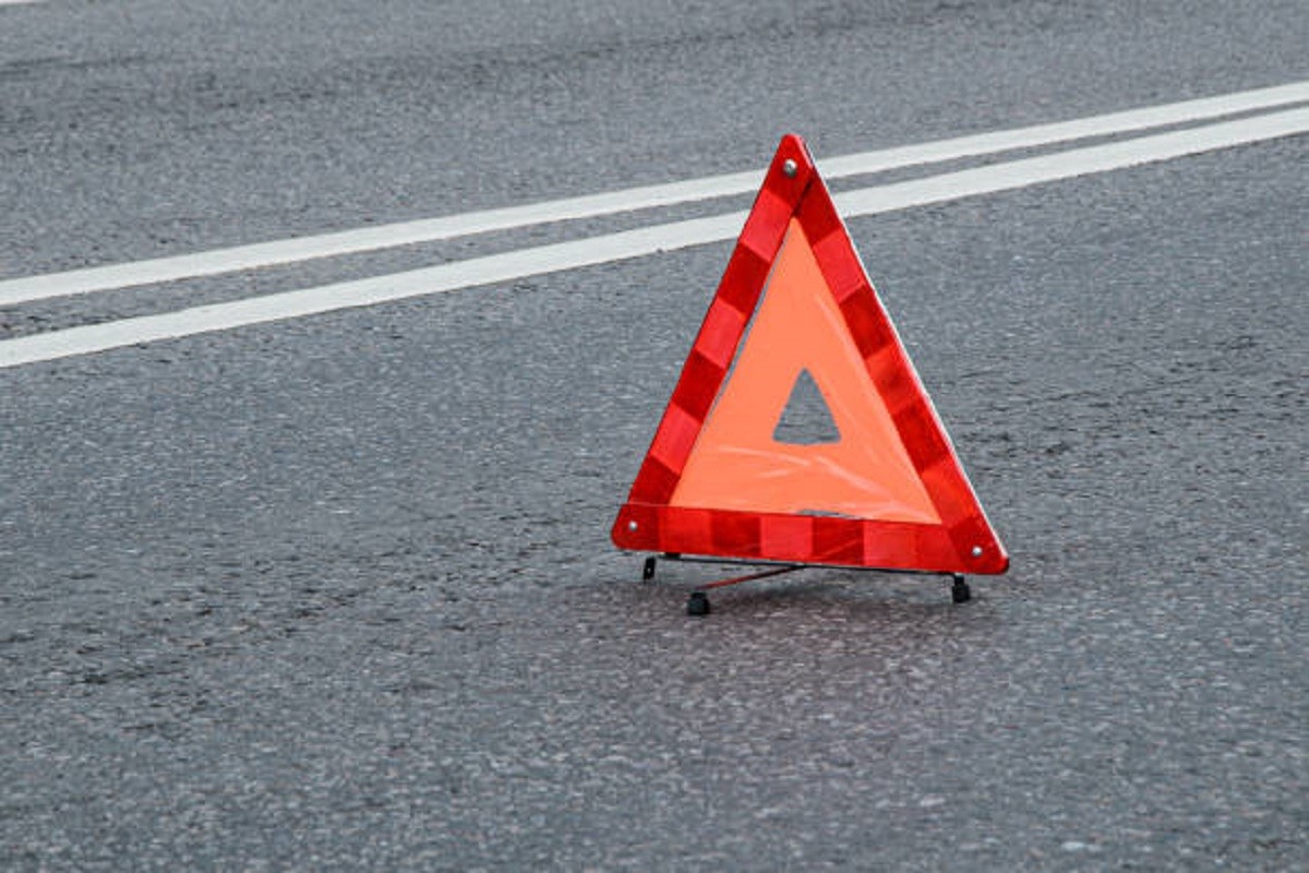 Maloljetnik se na motoru zabio u školski autobus
