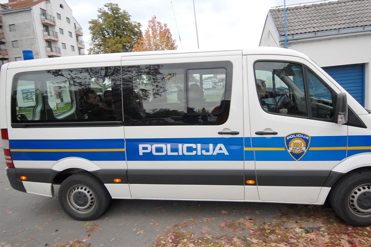 Velika akcija USKOK-a: Više uhapšenih, policijski kombi ispred varaždinske Gradske uprave