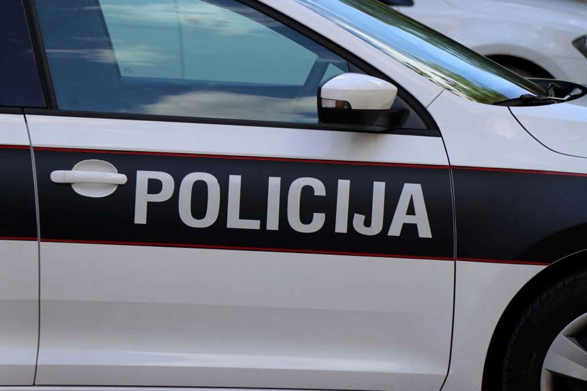 U sudaru mercedesa i škode povrijeđene tri žene