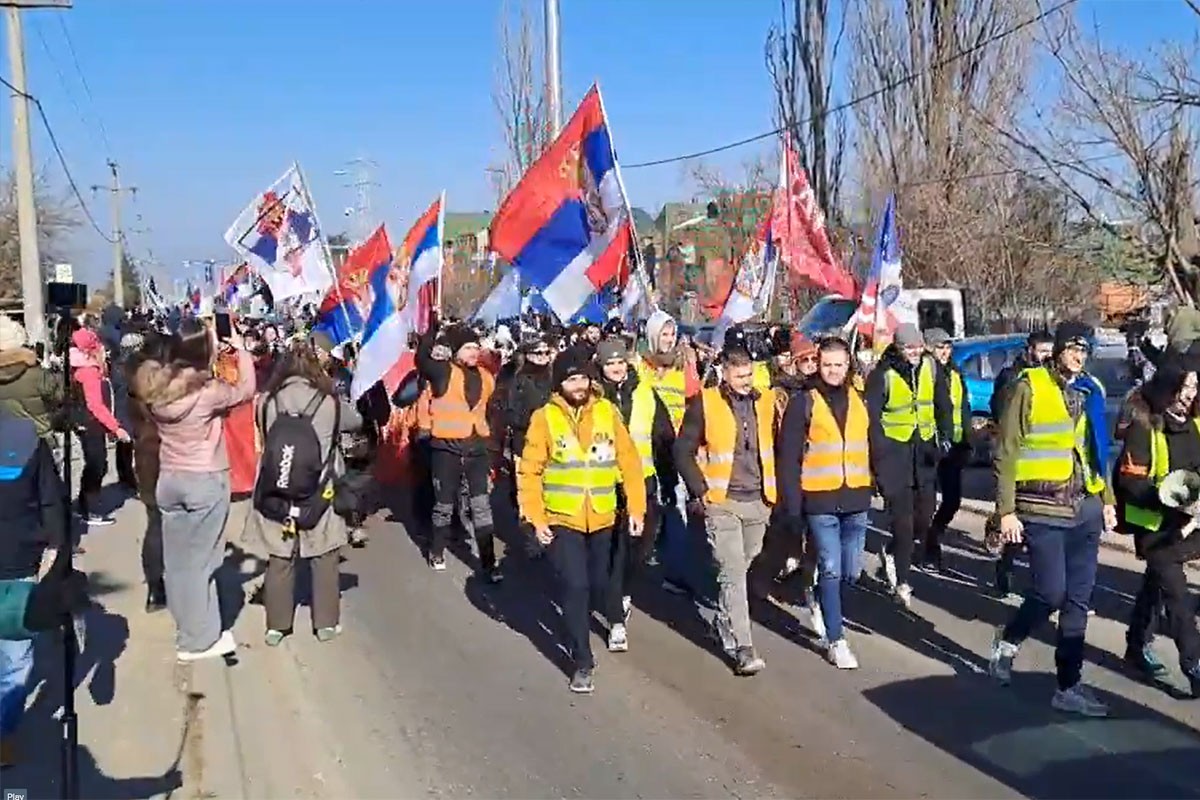 Novosadski i beogradski studenti pješke krenuli na veliki skup u Kragujevac (VIDEO)