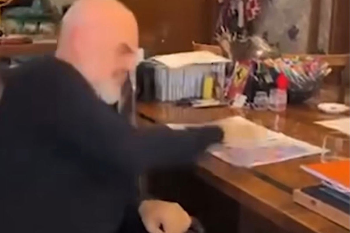 Rama izgubio živce tokom prenosa, počeo psovati i udarati o sto (VIDEO)