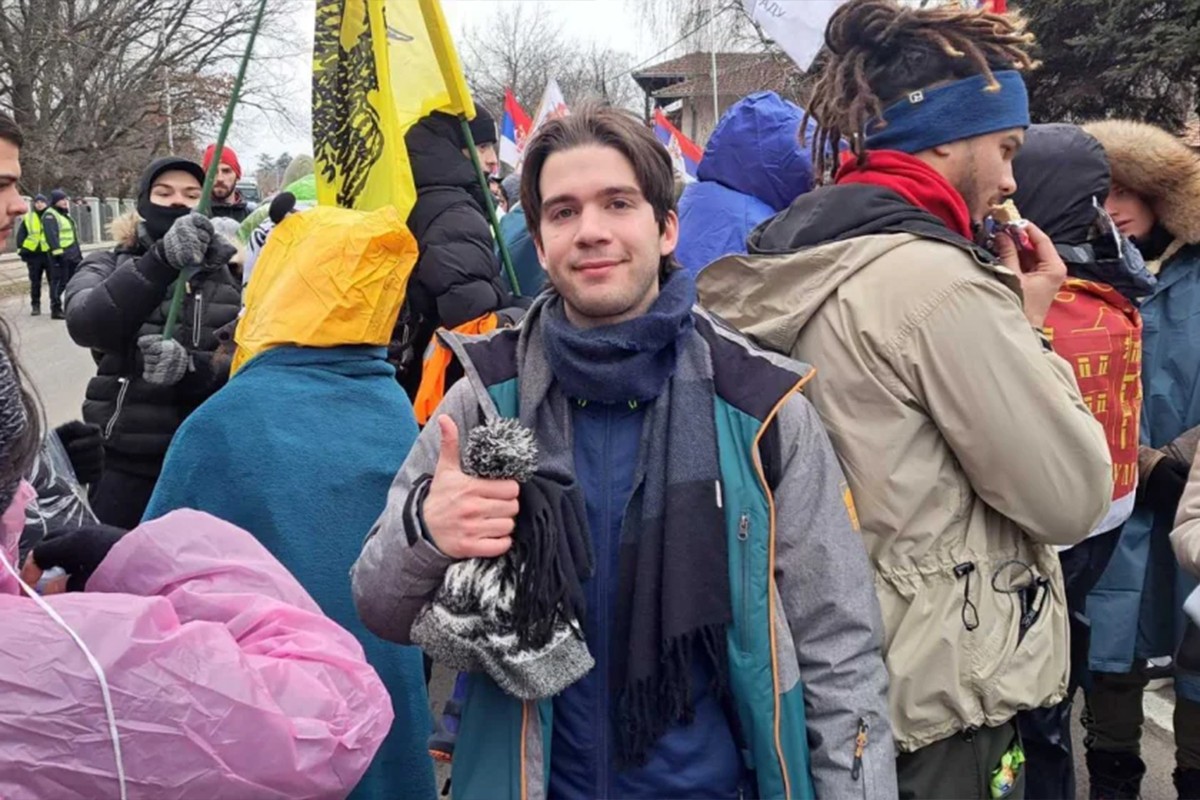 Student koji pješači do Kragujevca: “Nema ko nije plakao u Mladenovcu” (FOTO, VIDEO)
