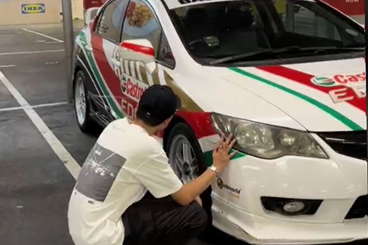 Emotivan rastanak: U suzama se oprostio od voljenog automobila (VIDEO)
