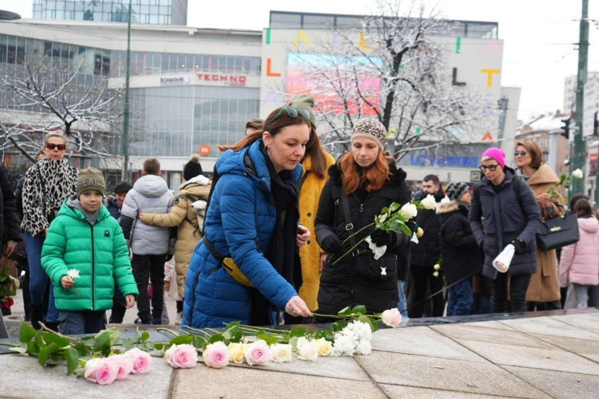 Građani u Sarajevu se opraštaju od Inele Selimović i njenog sina (VIDEO)