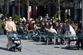 Banjalučani uživaju na martovskom suncu (FOTO)