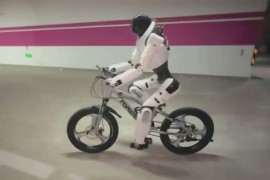 Predstavljen robot koji vozi bicikl i obavlja zadatke bez treniranja (VIDEO)