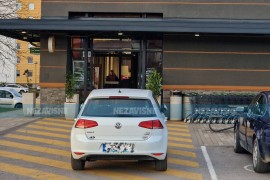 Bahato parkiranje ispred ulaza u tržni centar u Banjaluci