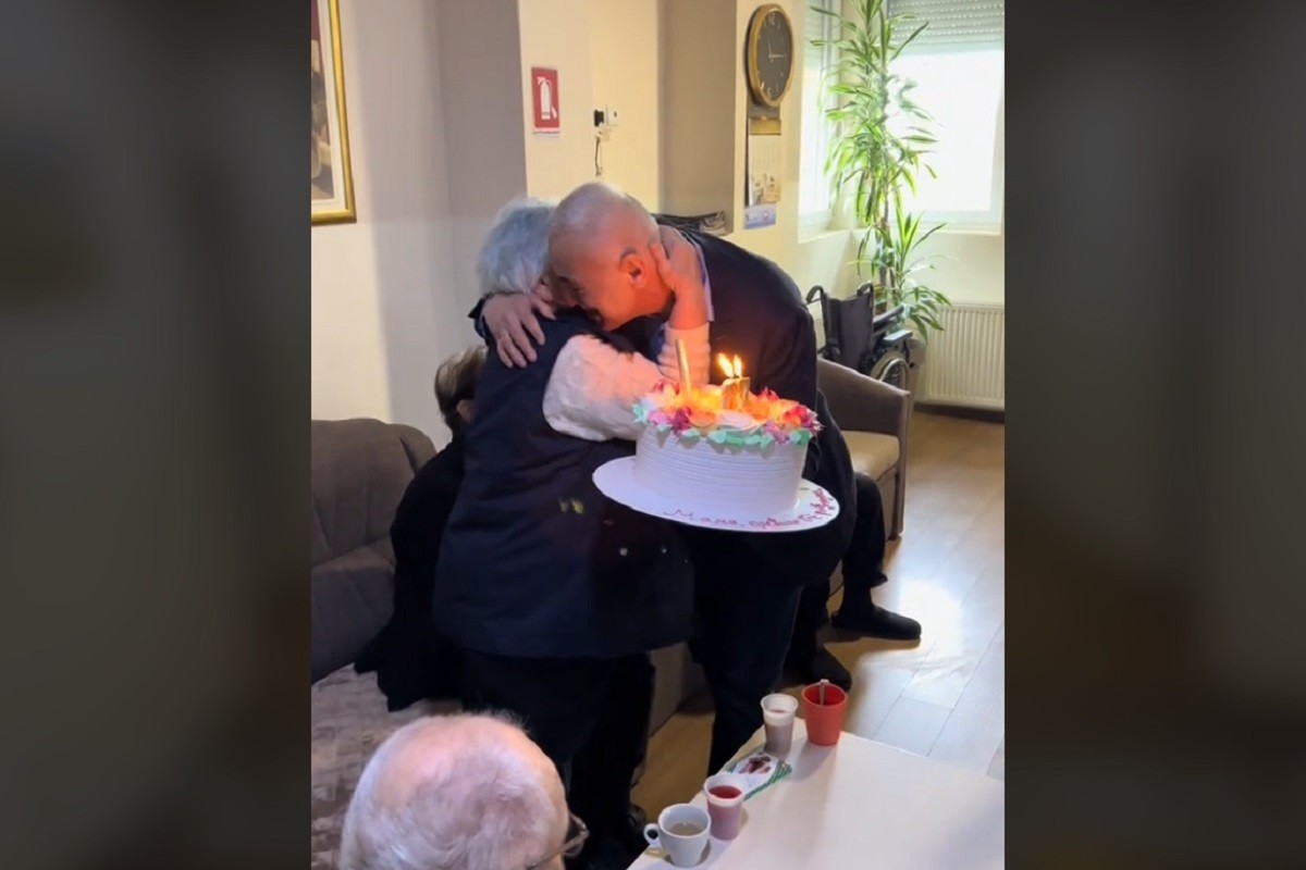 Muškarac iz Bijeljine prešao 1.500 kilometara da majci čestita rođendan (VIDEO) Muškarac iz Bijeljine prešao 1.500 kilometara da majci čestita rođendan (VIDEO)