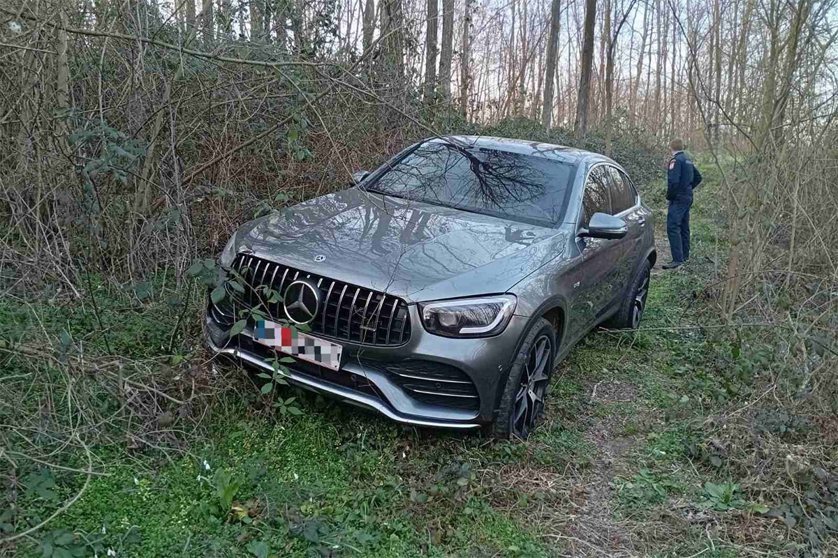 Ukradeni skupocjeni mercedes pronađen na šumskom putu