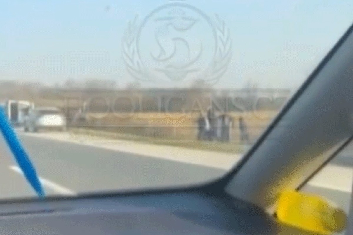 Žestoka tuča huligana na auto-putu, navijač ostao da leži nepomično (VIDEO)