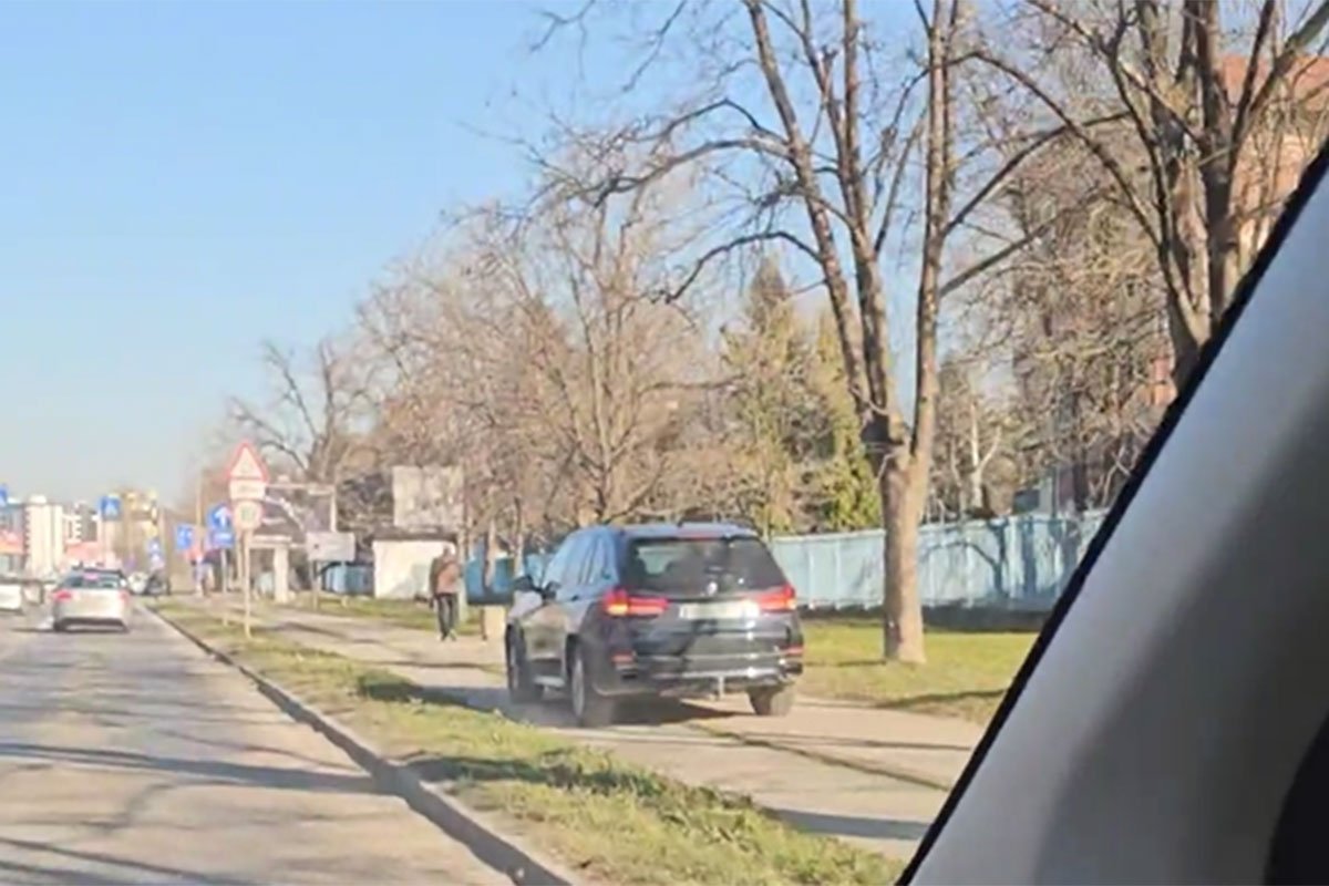 Kažnjen vozač BMW-a koji je vozio trotoarom i biciklističkom stazom u Banjaluci