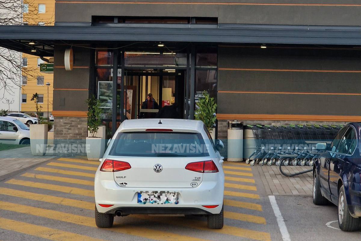 Bahato parkiranje ispred ulaza u tržni centar u Banjaluci