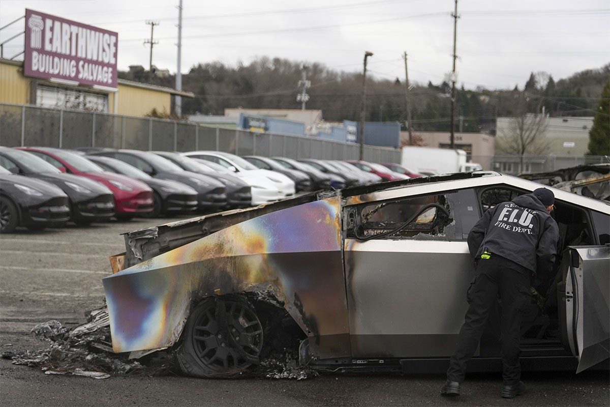 Zapaljena četiri Tesla automobila u znak protesta protiv Maska