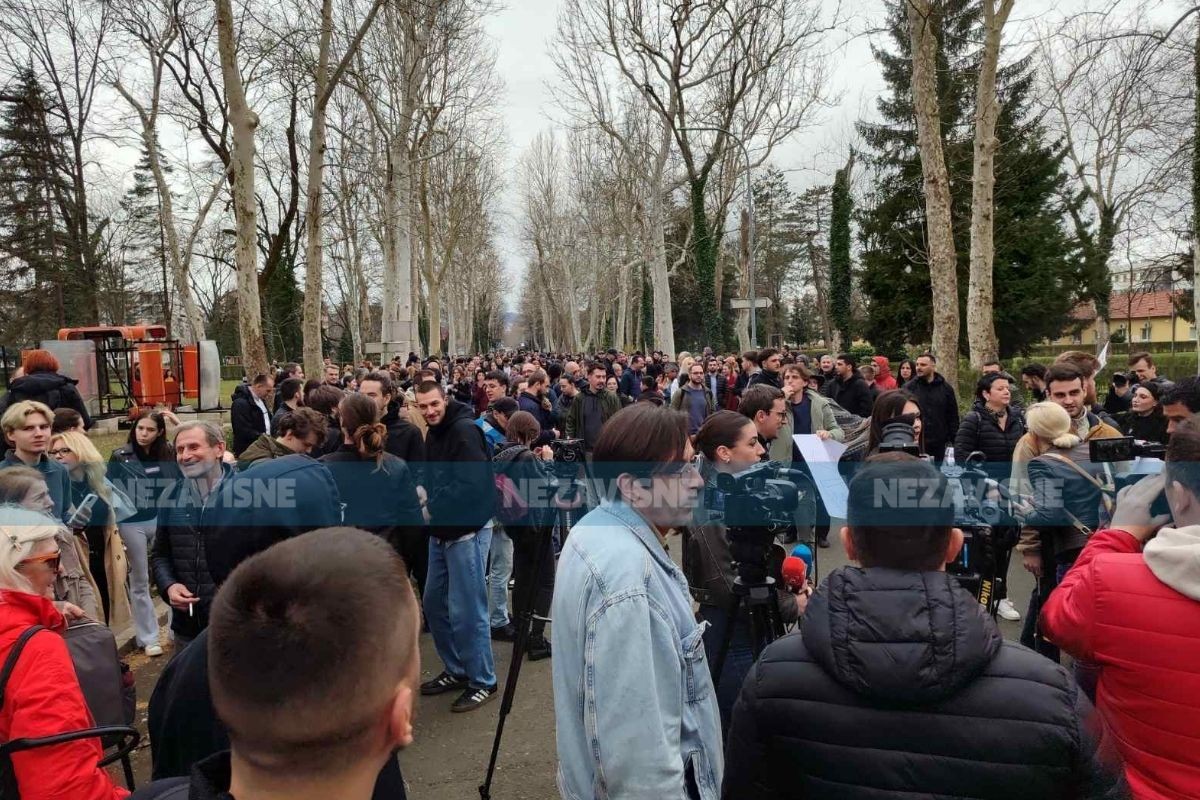 Studenti i građani okupili se u kampusu u Banjaluci: Nakon tišine dugi aplauz (FOTO, VIDEO)