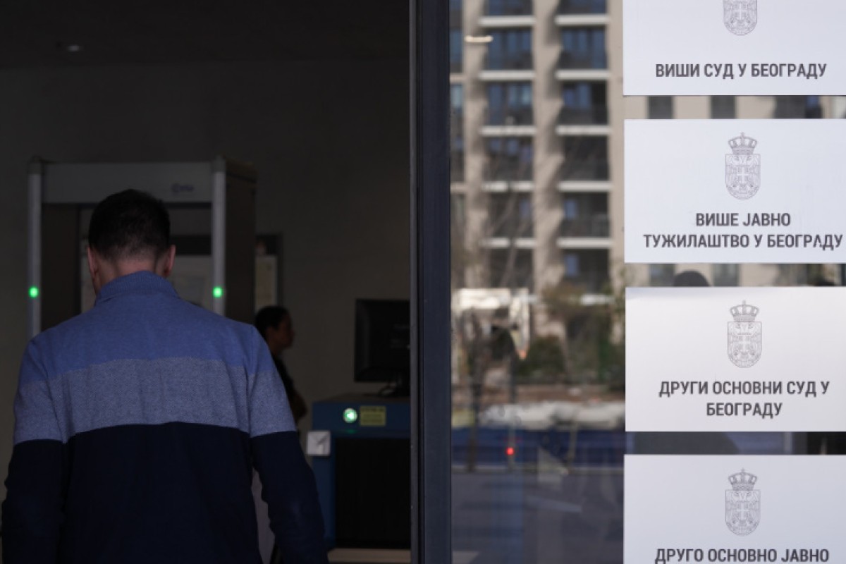 Identifikovati osobu koja je objavila sliku puške i poruku "vidimo se sutra"