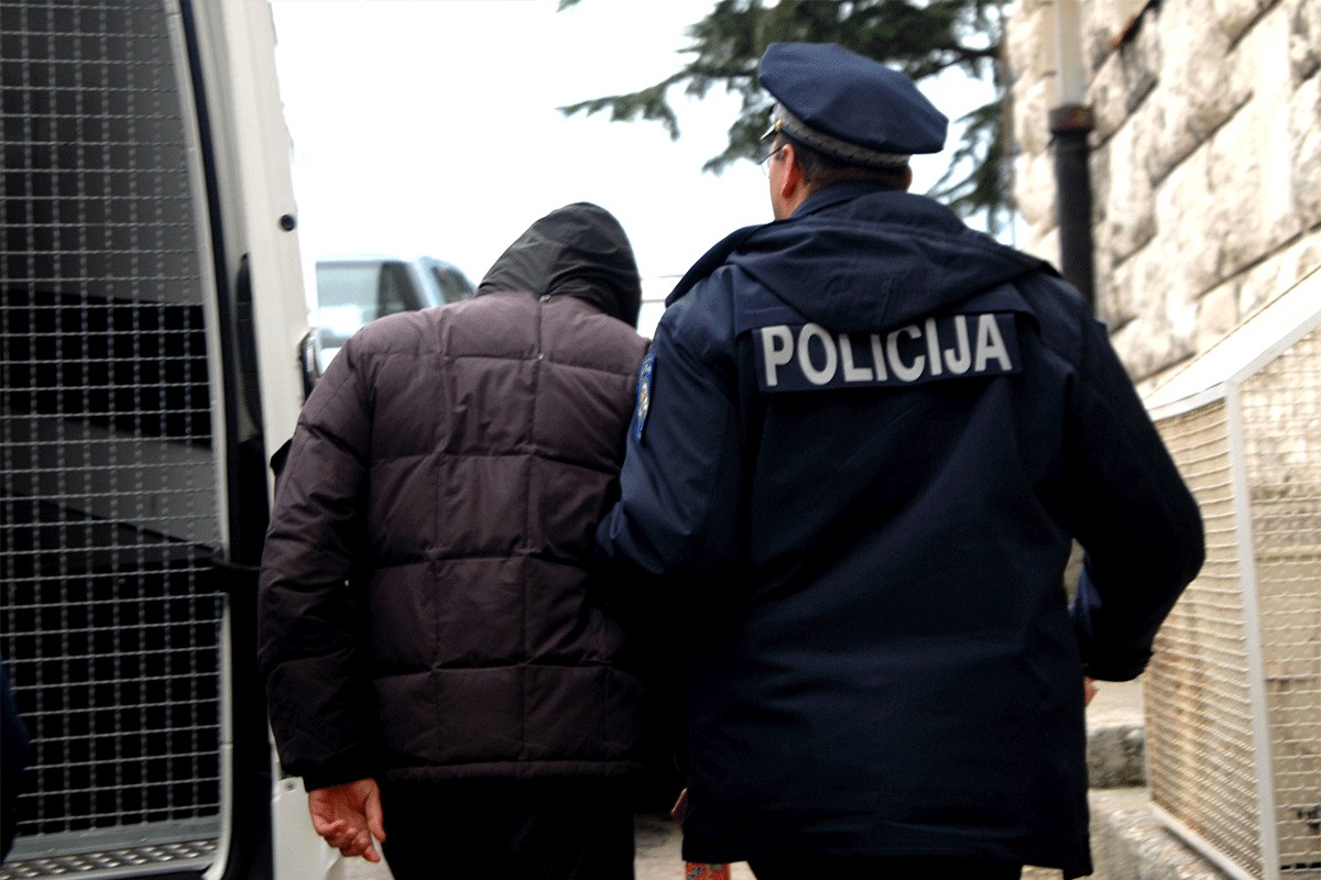 Narkobos organizovao krađu sopstvene droge, u zatvoru i bivši policajac MUP-a Srbije