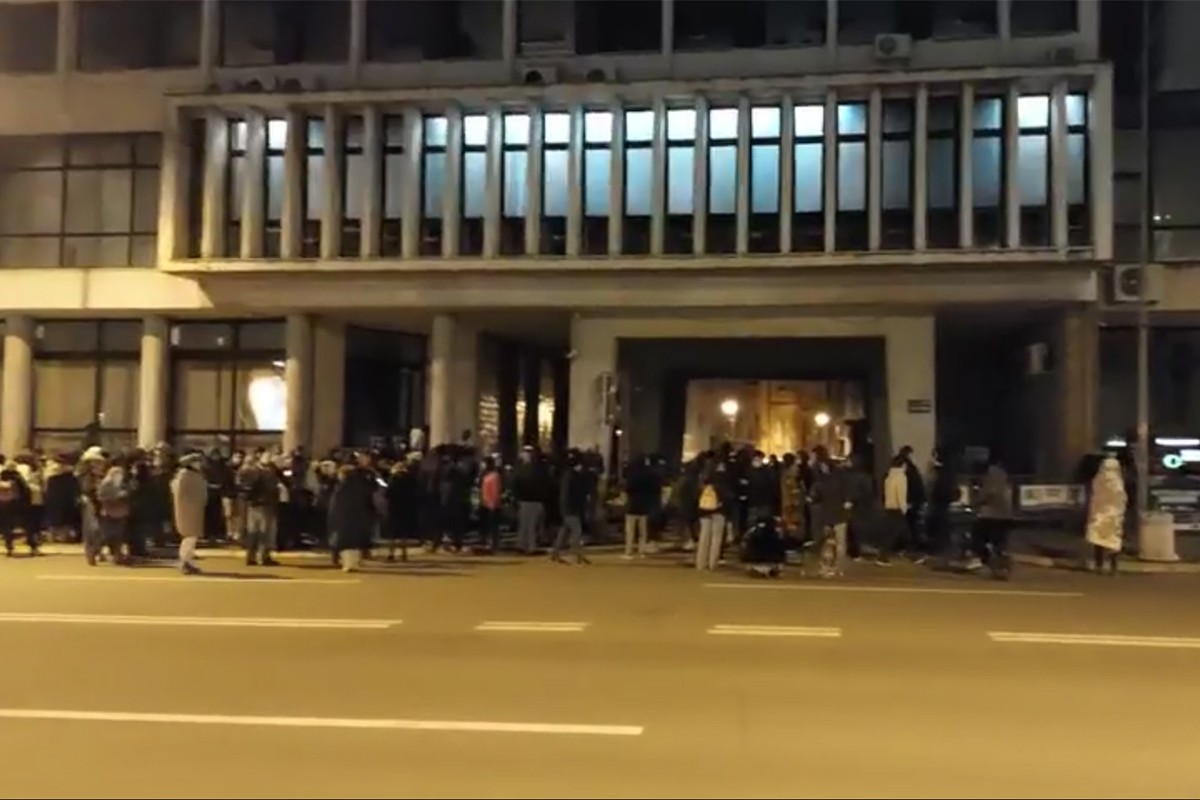 Studenti pokušali blokadu Skupštine u Novom Sadu, policija ih potisla (VIDEO)