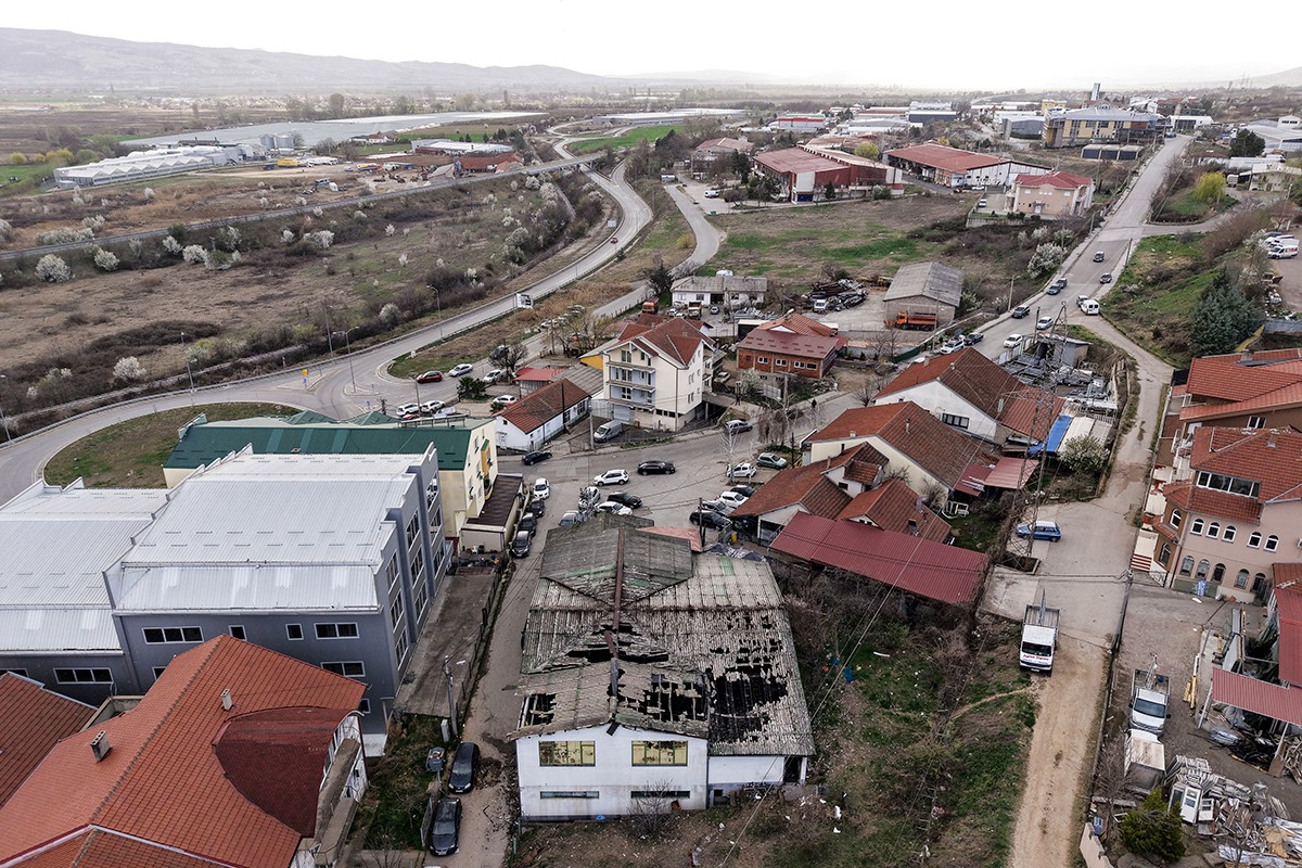 Potresan snimak iz Kočana: Radnici u suzama pripremaju kolektivnu sahranu (VIDEO)