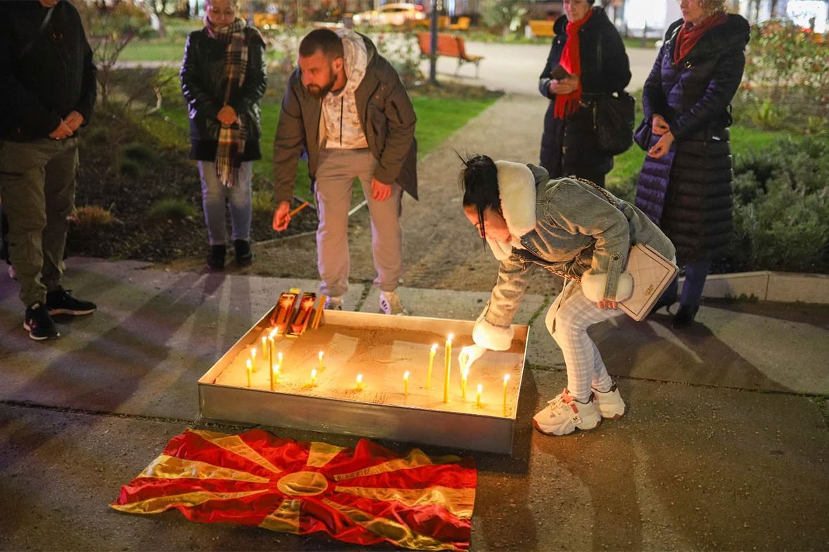 Banjalučani odaju počast tragično nastradalim u požaru u Kočanima