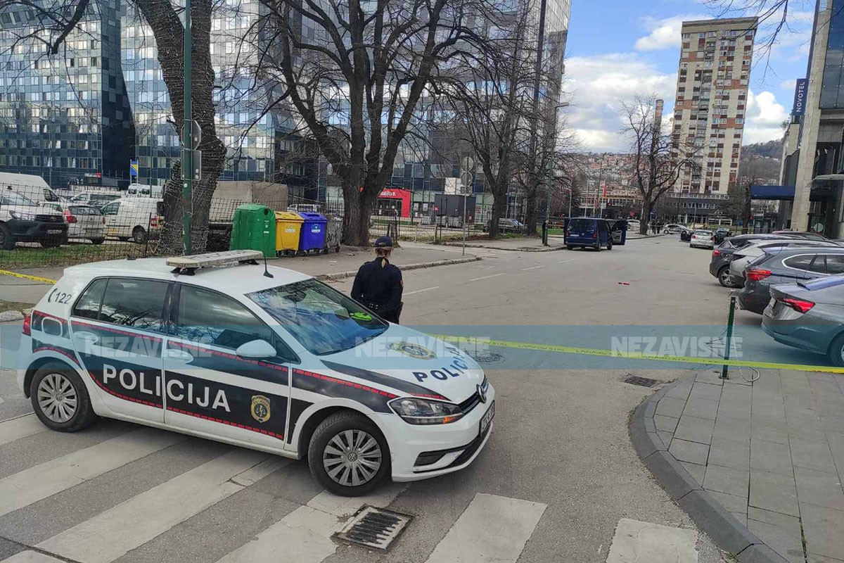 Autom udario u ogradu, pa u dvije osobe na autobuskom stajalištu