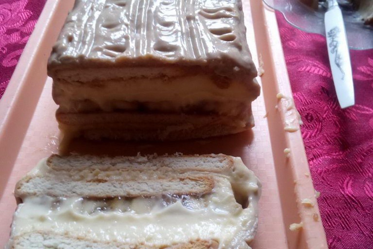 Brza torta sa mljevenim keksom i bananama