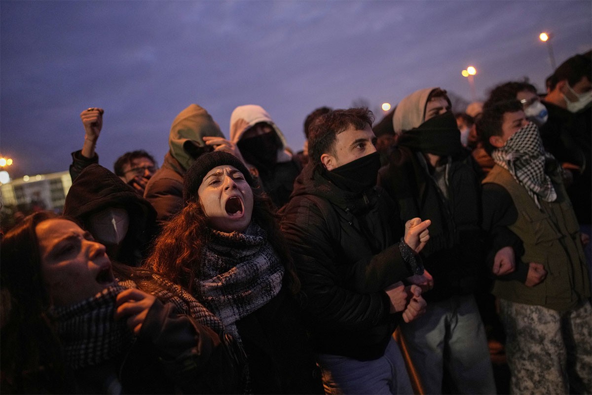 Više hiljada ljudi u Istanbulu protestuje zbog zatvaranja gradonačelnika