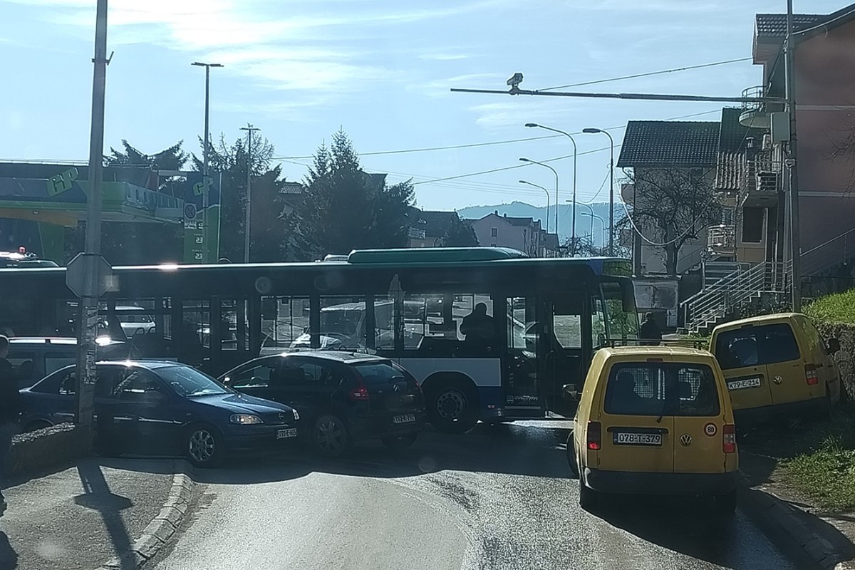 Sudar autobusa i dva vozila, završen uviđaj na Laušu