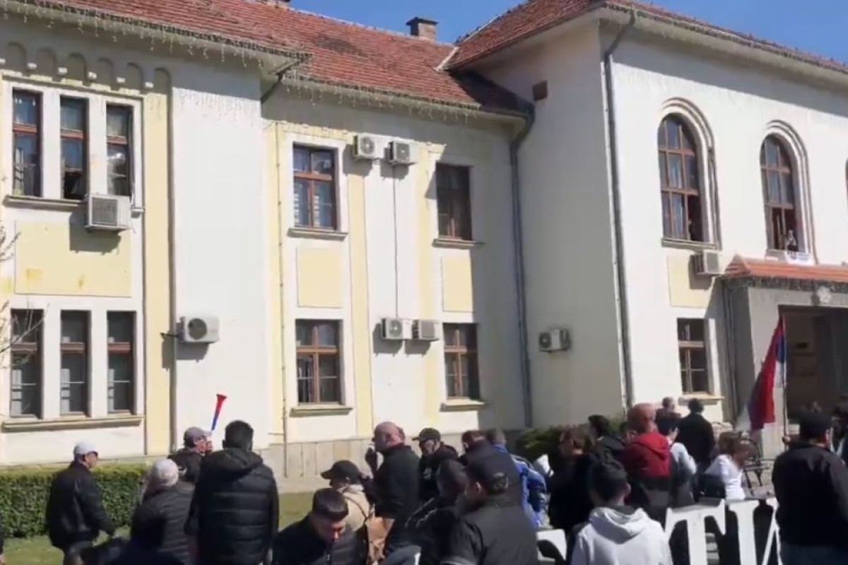 Napeto kod Skupštine Bogatića: Građani razbili prozore, gađali zgradu (VIDEO)
