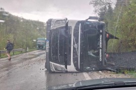 Prevrnuo se kamion