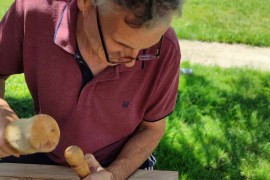 Pravnik iz Bijeljine stvara umjetnost u hrastu: Olovku zamijenio dlijetom (FOTO)