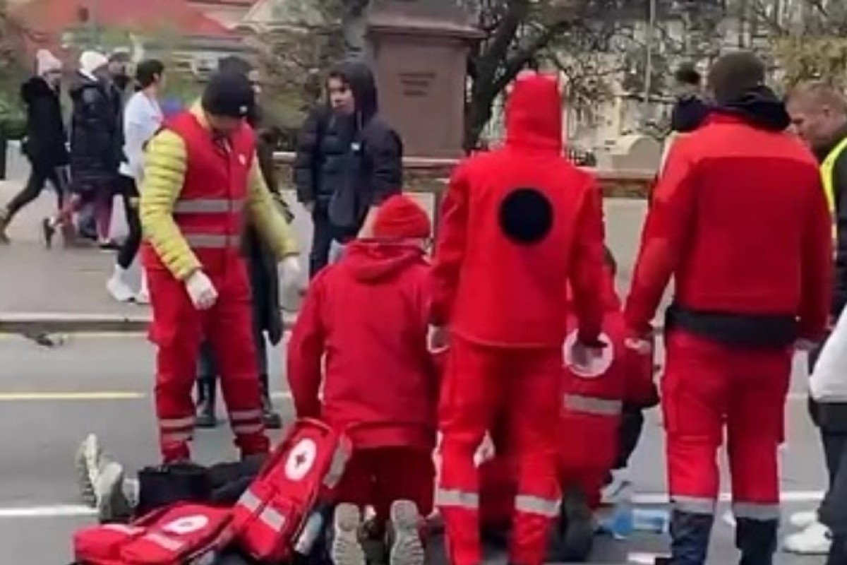 Takmičaru pozlilo na maratonu, volonteri ga spasavali