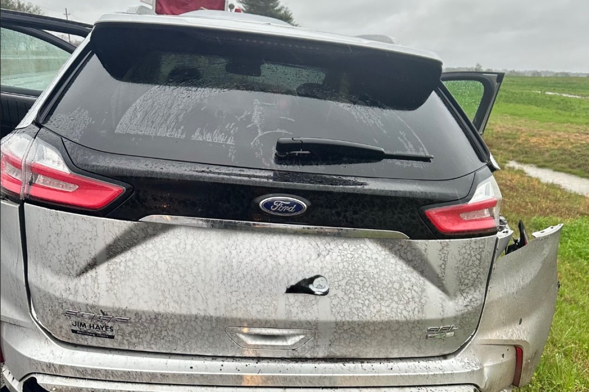 Grom je udario u auto usred vožnje: Pogledajte šta je sve stradalo (FOTO)