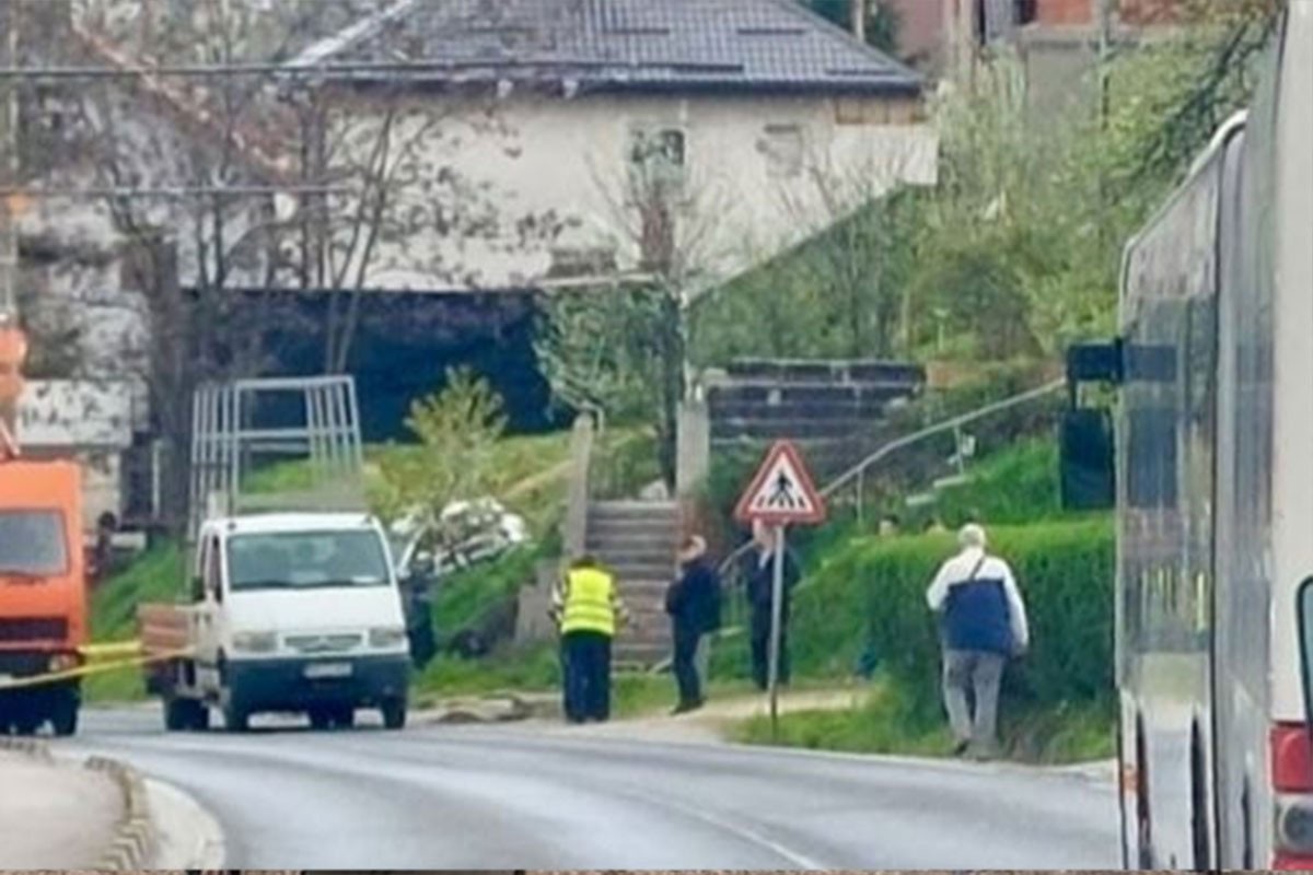 Poznato u kakvom stanju su radnici koji su ispali iz korpe kamiona