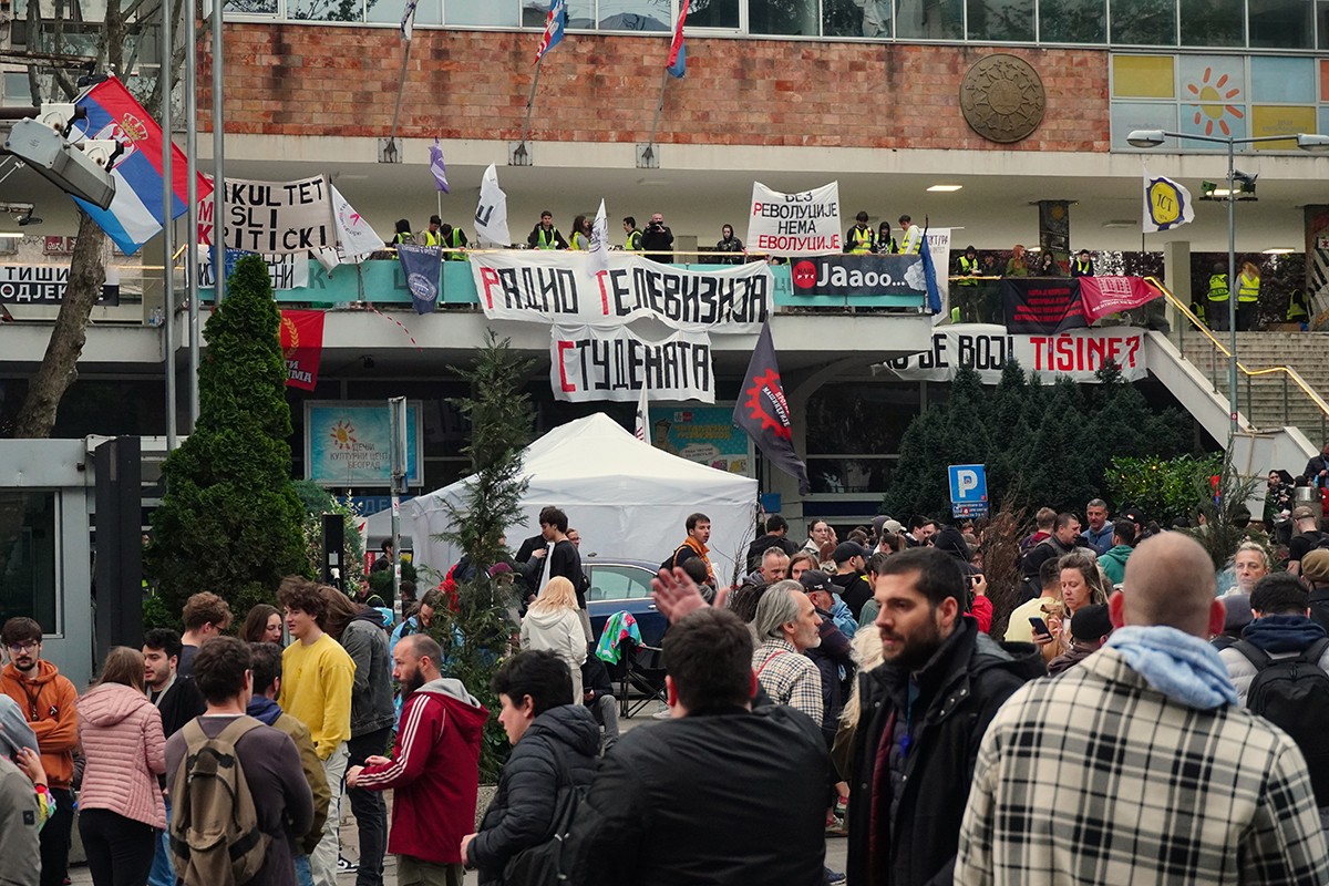 Nastavljena blokada RTS-a: Dnevnik emitovan bez voditelja (VIDEO)