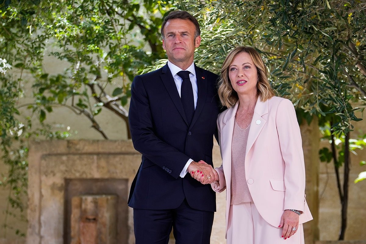 Melonijeva hoda po žici, Makron je upozorava da se ne upeca na Trampa