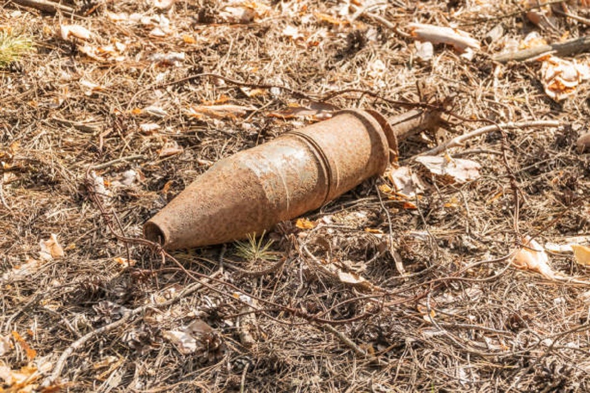 Pronađena bomba na njivi, policija na terenu